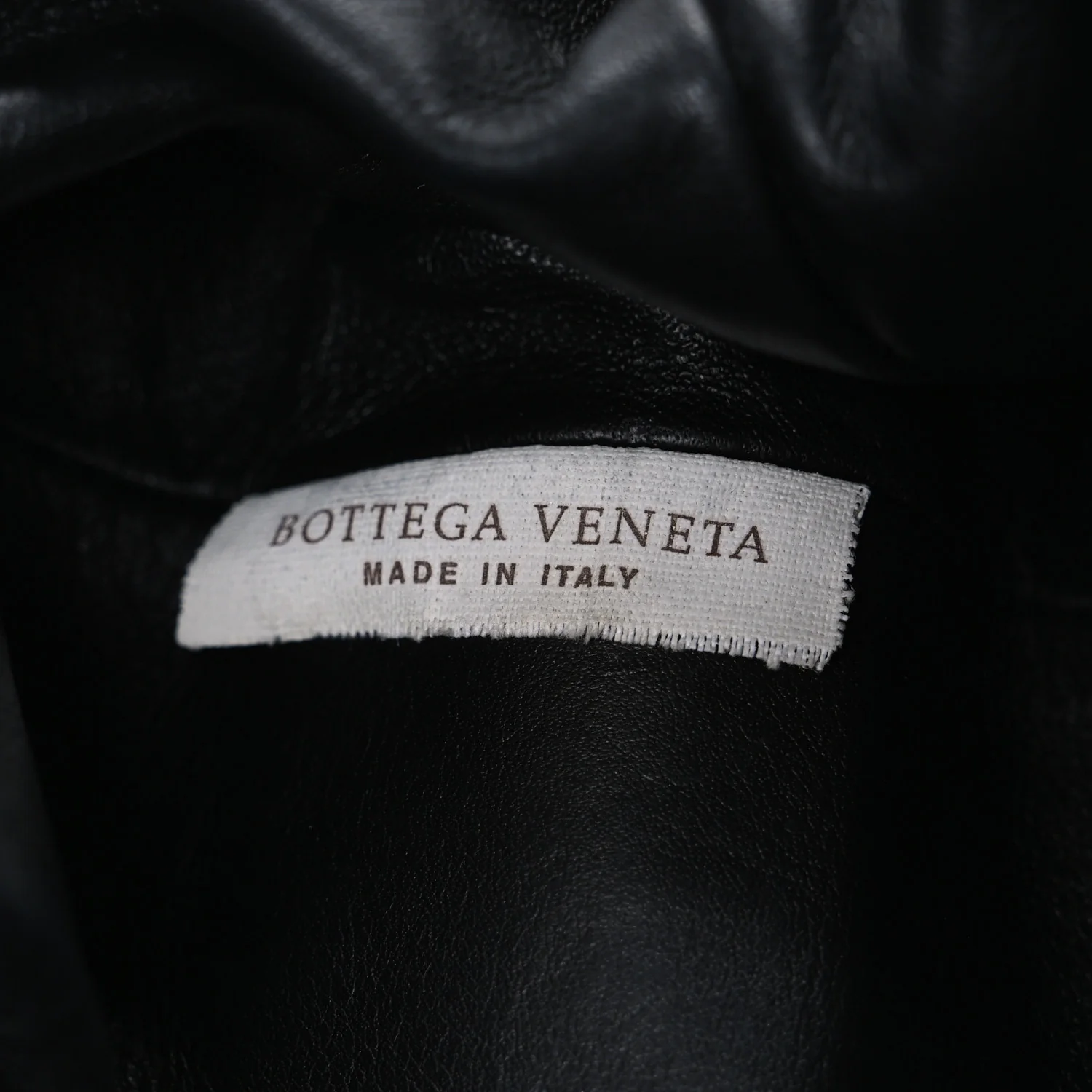 Butter Calfskin The Mini Pouch Black - Image 7