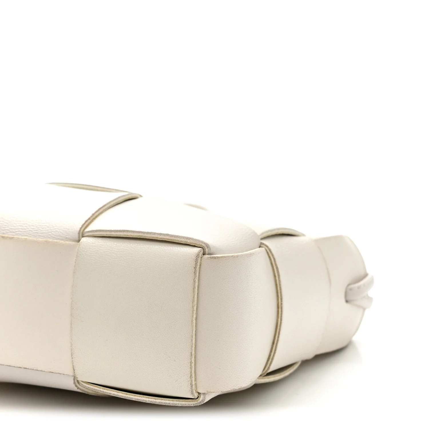 Calfskin Maxi Intrecciato Cassette Pouch On Strap Chalk - Image 10