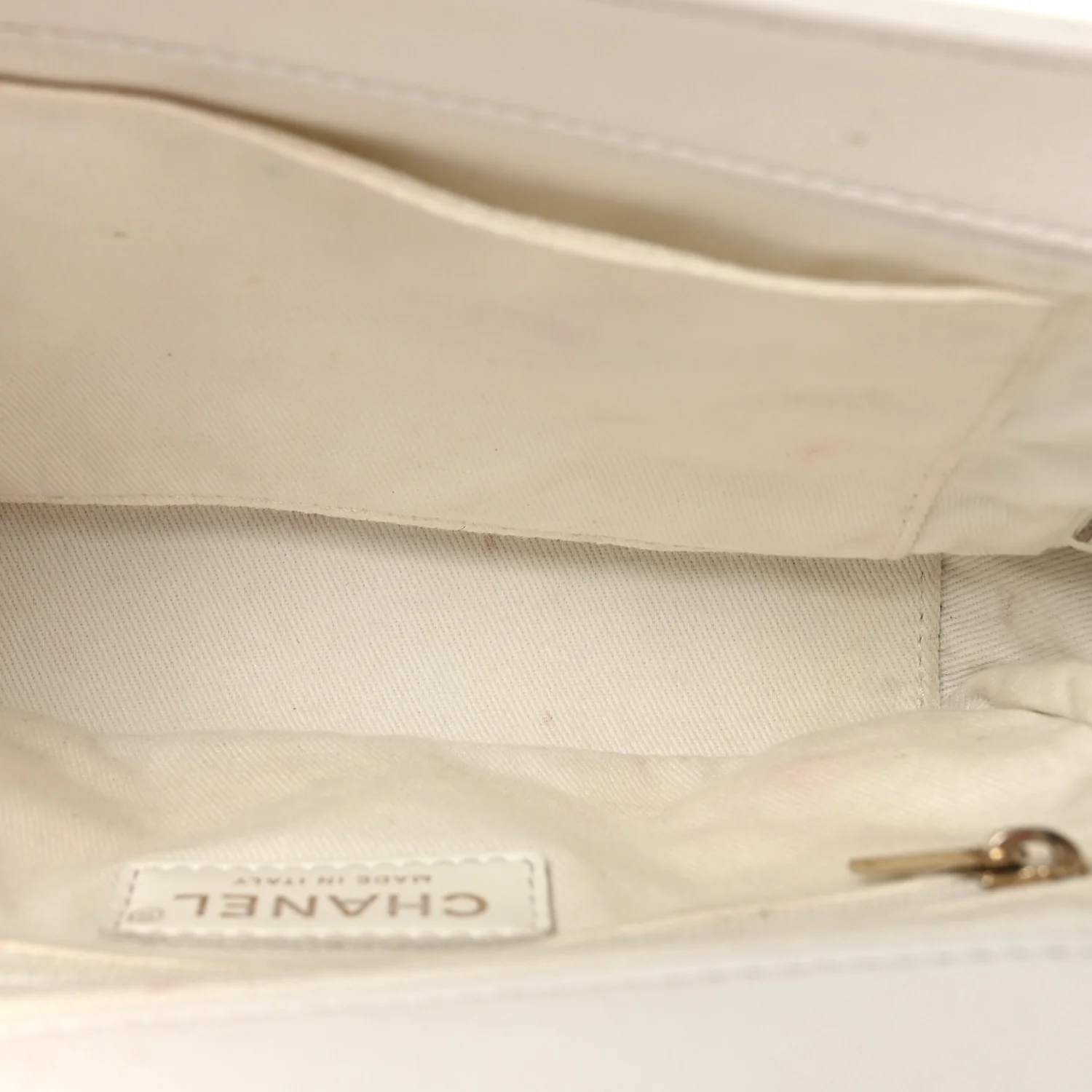 Caviar Quilted Medium Business Affinity Flap White - Image 5