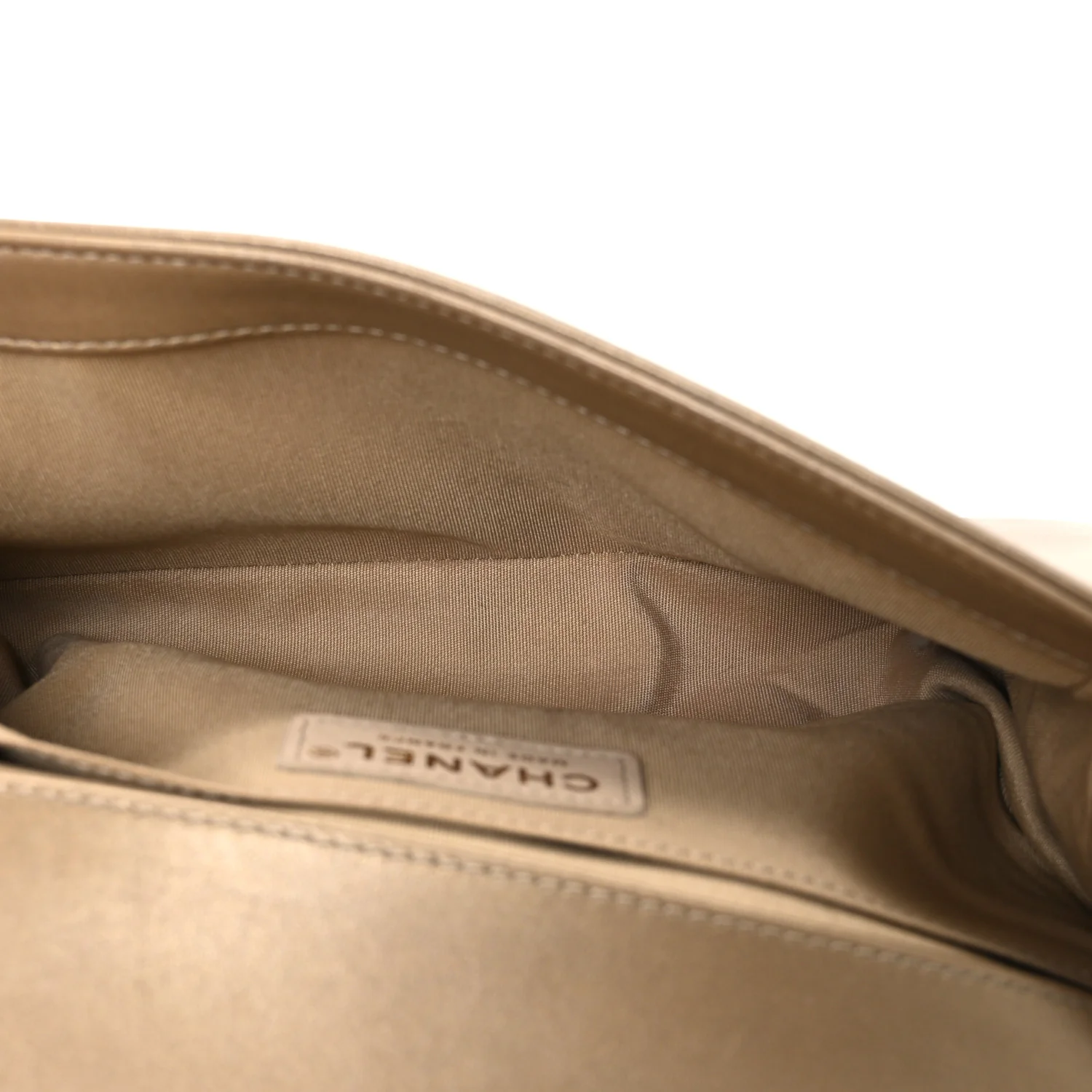 Metallic Lambskin Medium Scaled Boy Flap Gold - Image 5