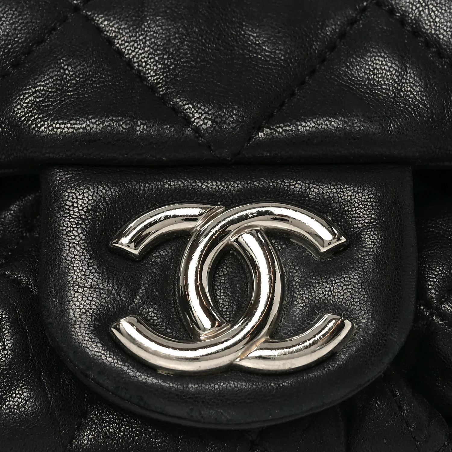 Washed Lambskin Quilted Medium Chain Around Messenger Black - Image 9