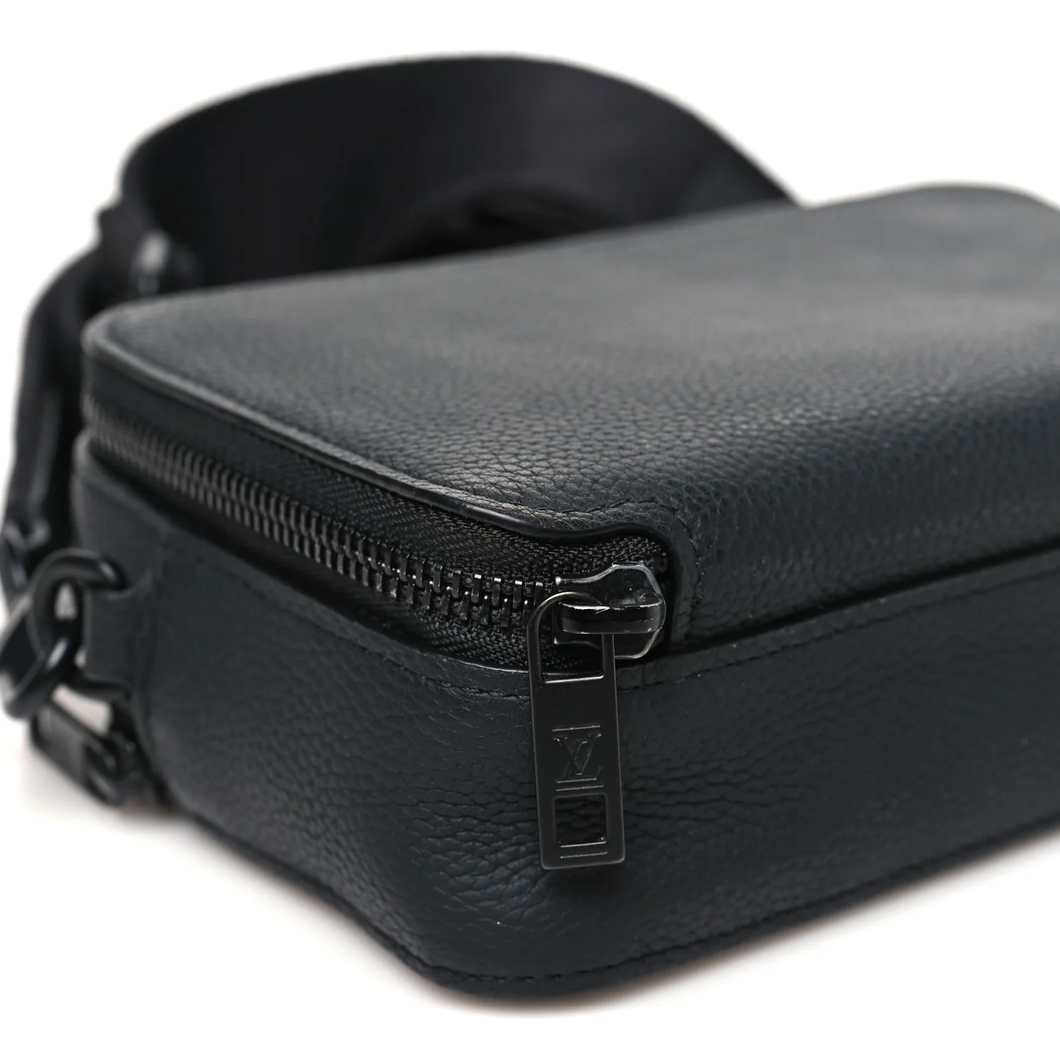 Calfskin Aerogram Alpha Wearable Wallet Black - Image 9