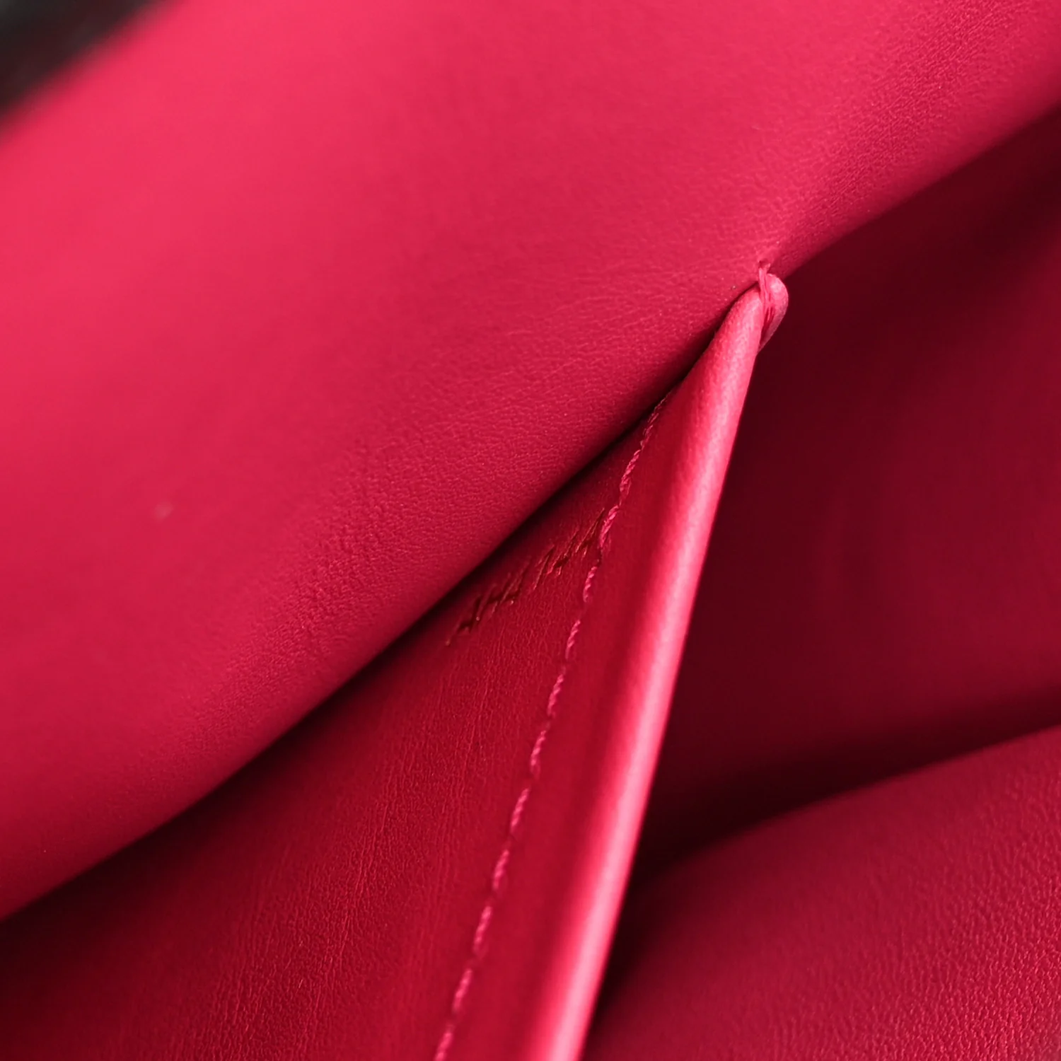 Taurillon Capucines MM Black Fuchsia - Image 7