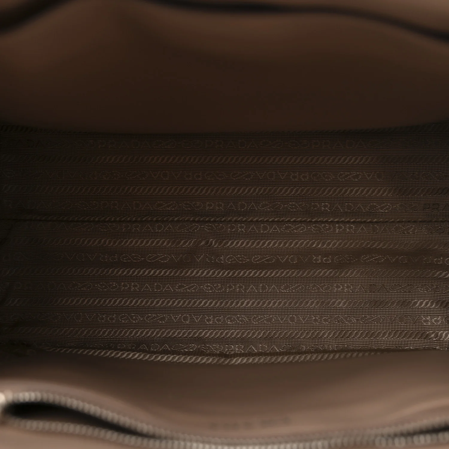 Soft Calfskin Impunture Diagramme Tote Cipria - Image 5