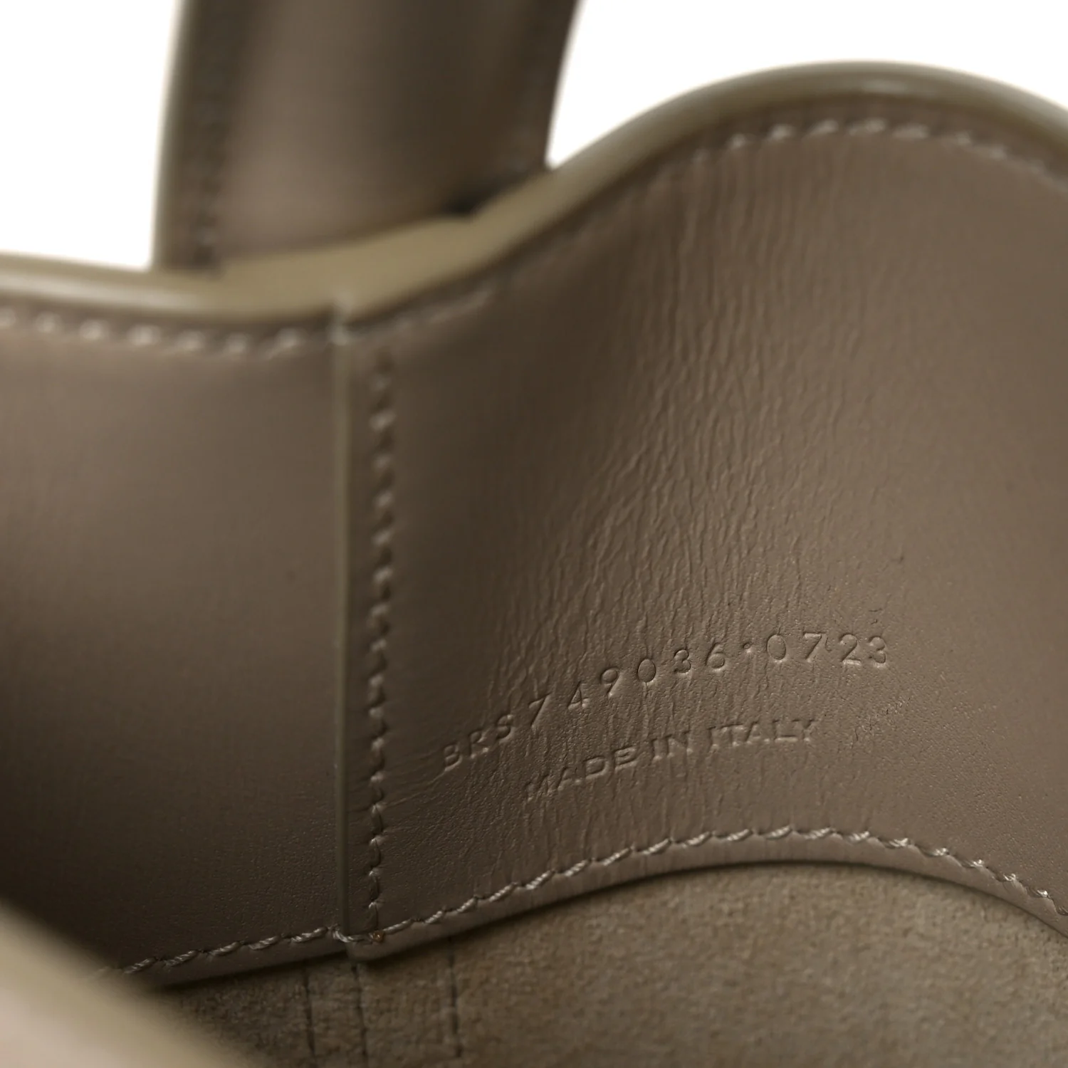 Shiny Calfskin Le 37 Small Bucket Bag Sea Salt - Image 7